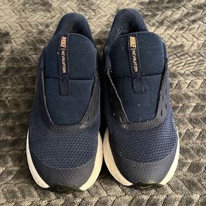 Nike Unisex-Child Revolution 5 Running Shoe. Size 5Y.